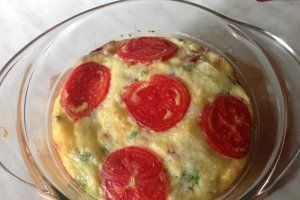 Omleta la cuptor cu porumb,ceapa verde si salam