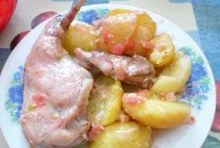 Friptura de iepure cu cartofi si mujdei roz