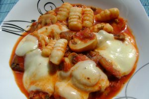 Gnocchi cu sos de rosii,ciuperci si mozzarella