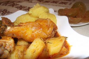 Mancare de aripi cu mamaliguta si gogonele murate