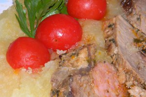 Pulpa de porc cu carnati la tava