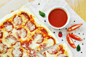 Pizza cu salam si cascaval
