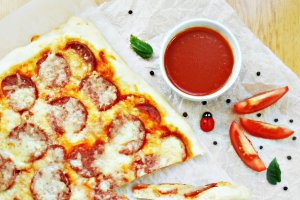 Pizza cu salam si cascaval
