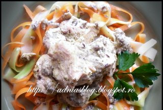 Pui cu pasta de susan si tagliatelle din morcov si dovlecel