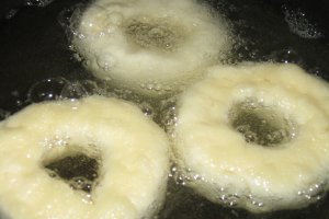 Reteta de preparare a papanasilor cu dulceata de capsuni