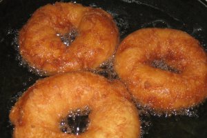 Reteta de preparare a papanasilor cu dulceata de capsuni