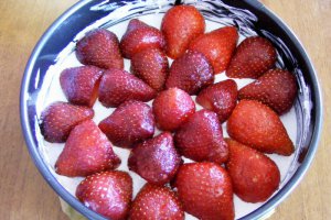 Tort de biscuiti cu capsuni