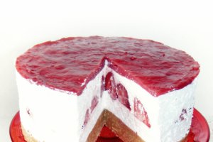 Tort de biscuiti cu capsuni