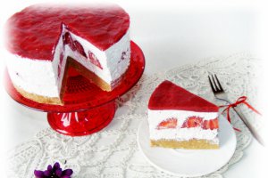 Tort de biscuiti cu capsuni
