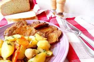 Prânzul de Duminică- Ceafă de porc cu cartofi noi şi ciuperci la cuptor