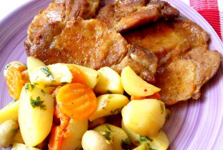 Prânzul de Duminică- Ceafă de porc cu cartofi noi şi ciuperci la cuptor