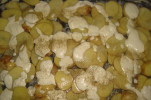 Cartofi noi cu branza si piept de pui la cuptor