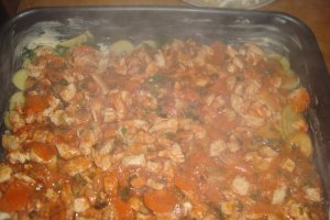 Cartofi noi cu branza si piept de pui la cuptor