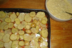 Cartofi noi cu branza si piept de pui la cuptor