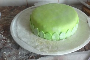 Tort gargarita pe pajiste cu flori