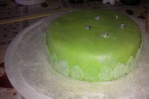 Tort gargarita pe pajiste cu flori