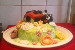 Tort gargarita pe pajiste cu flori