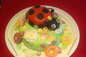 Tort gargarita pe pajiste cu flori
