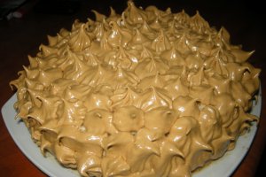 Tort cu bezea caramelizata