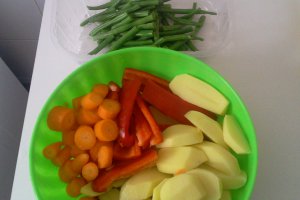 Cotlete de porc cu legume la cuptor