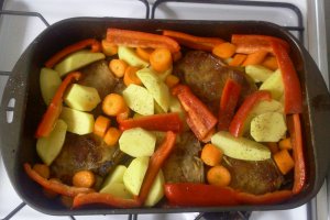 Cotlete de porc cu legume la cuptor