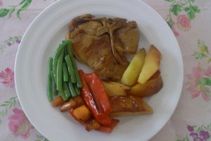Cotlete de porc cu legume la cuptor