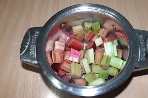 Tarta crumble cu rubarba si capsuni