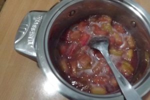Tarta crumble cu rubarba si capsuni