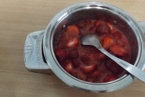 Tarta crumble cu rubarba si capsuni