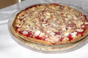 Tarta crumble cu rubarba si capsuni