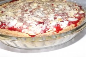 Tarta crumble cu rubarba si capsuni