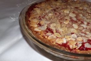 Tarta crumble cu rubarba si capsuni