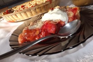 Tarta crumble cu rubarba si capsuni