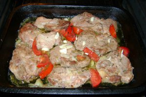 Friptura de porc cu legume si vin la cuptor