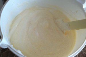 Tort cu crema de vanilie,cocos si zmeura