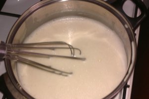 Tort cu crema de vanilie,cocos si zmeura