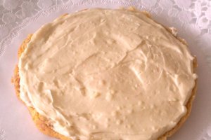 Tort cu crema de vanilie,cocos si zmeura