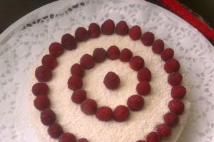 Tort cu crema de vanilie,cocos si zmeura