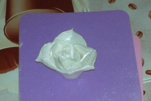 Tort cu crema de vanilie,cocos si zmeura