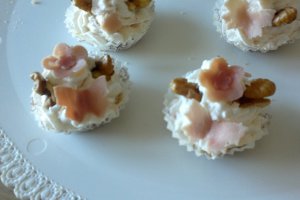 Mini cheesecake sarate cu sunca si nuci