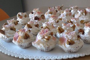 Mini cheesecake sarate cu sunca si nuci