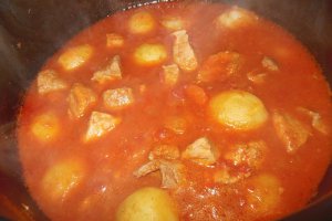Gulas unguresc cu cartofi noi