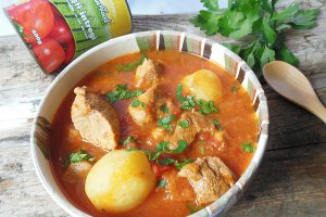 Gulas unguresc cu cartofi noi