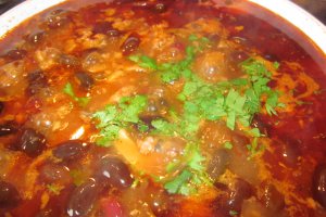 Mâncărică cu carne tocată, ciuperci, măsline şi  fasole roşie