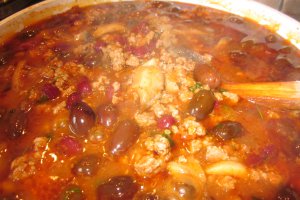 Mâncărică cu carne tocată, ciuperci, măsline şi  fasole roşie