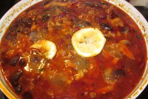 Mâncărică cu carne tocată, ciuperci, măsline şi  fasole roşie