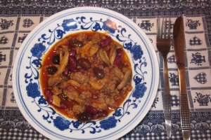 Mâncărică cu carne tocată, ciuperci, măsline şi  fasole roşie