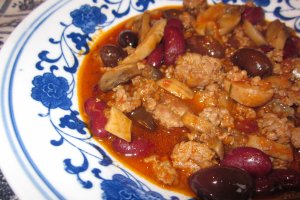 Mâncărică cu carne tocată, ciuperci, măsline şi  fasole roşie