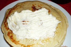 Clatite umplute cu branza dulce