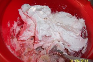 Tort cu crema de branza, capsuni si banane